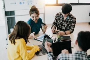 jóvenes trabajando juntos en la oficina. colaborar con colegas, discutir, discutir, planificar juntos en la oficina foto