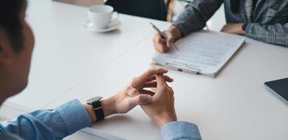 empleador o reclutador leyendo un currículum durante un coloquio sobre su perfil de candidato, empleador realizando una entrevista de trabajo, empleo de recursos de gerente y concepto de reclutamiento. foto