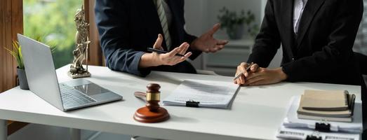 The Legal Execution Department makes an appointment with the customer to sign a mediation agreement to pay the debt photo