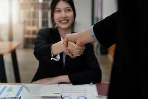 dos empresarios se dan la mano después de aceptar juntos una propuesta de negocios, un apretón de manos es un homenaje universal, a menudo utilizado para saludar o felicitar. foto