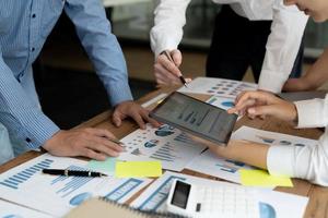 análisis de analistas financieros informe financiero de negocios en tableta digital durante la discusión en la reunión de la empresa que muestra los resultados de su exitoso trabajo en equipo, concepto de reunión de negocios, marketing foto