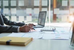 mujer de negocios señalando a mano el documento comercial durante la discusión y el análisis de datos, los cuadros y gráficos que muestran los resultados. calcular el concepto de finanzas y contabilidad foto