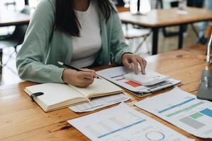 tenedor de libros o inspector financiero manos haciendo informe, calculando. finanzas domésticas, inversión, economía, ahorro de dinero o concepto de seguro foto