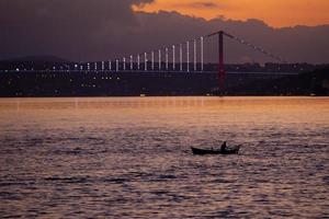 Fisher en el estrecho del Bósforo, Estambul, Turquía foto