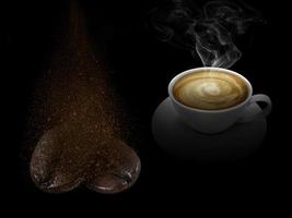 la taza de café con leche y el grano de café se rompen en pequeños pedazos sobre fondo negro foto