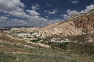 valle de rosas en el pueblo de cavusin, capadocia, nevsehir, turquía foto