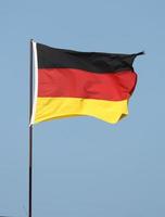 bandera alemana ondeando en asta de bandera foto