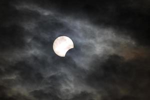 eclipse solar parcial en estambul, turquía foto