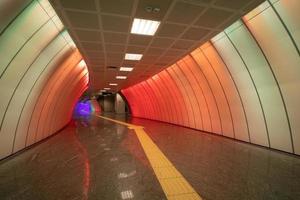 corredor de metro multicolor foto