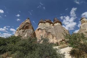 formaciones rocosas en el valle de los monjes pasabag, capadocia, nevsehir, turquía foto