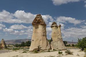 formaciones rocosas en el valle de los monjes pasabag, capadocia, nevsehir, turquía foto