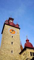 histórica torre del reloj en el casco antiguo de la ciudad de lucerna foto