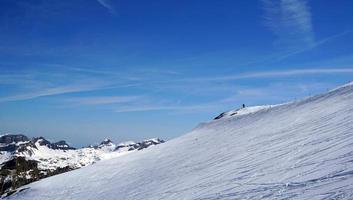 Titlis montañas nevadas con fondo de cielo azul foto