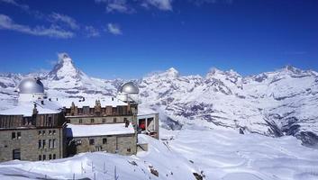 estación de tren de gornergrat y pico de matterhorn en el fondo foto