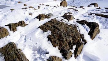 cerrar nieve y roca foto