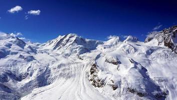 montañas nevadas con nubes foto