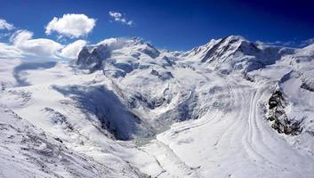 nieve alpes montañas escénico y cielo azul foto