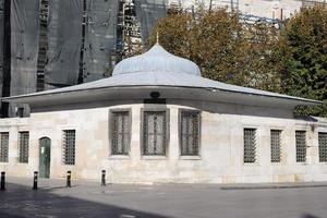 edificio en la mezquita eminonu yeni en estambul, turquía foto