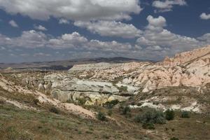 valle de rosas en el pueblo de cavusin, capadocia, nevsehir, turquía foto