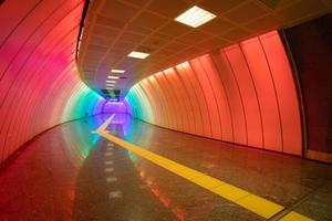 corredor de metro multicolor foto