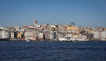 torre de galata y distrito de galata en estambul, turquía foto