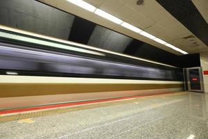 metro moviéndose en una estación foto