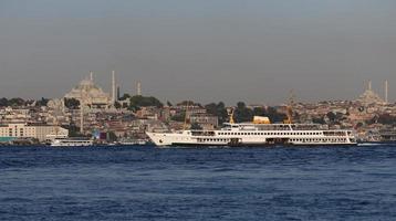 Ferry en el estrecho del Bósforo, Estambul, Turquía foto