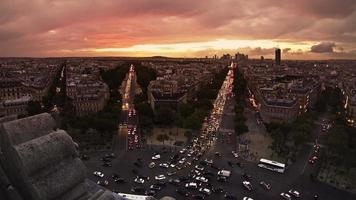 vista desde el arco del triunfo hacia el centro de parís. video