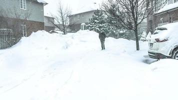 man worstelt om door stormachtige sneeuwstorm te lopen bij harde wind video