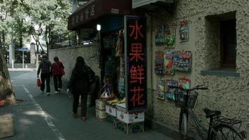 magasin local de fruits et de marchandises générales sur la rue shanghai. video