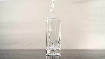 derramando água em um copo