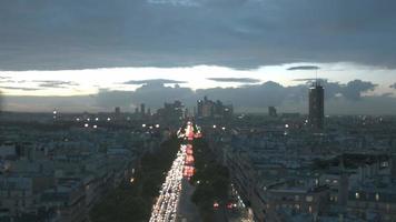 lapso de tempo do pôr do sol e tráfego em paris do arco do triunfo video