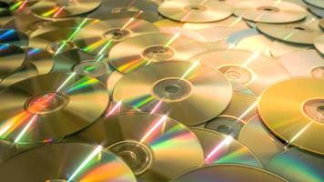 deslizando para frente sobre discos de dados de cd dvd até você se afogar video