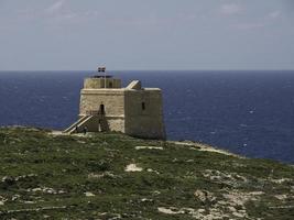 la isla de gozo en el mar mediterráneo foto