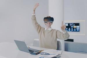 estudiante en auriculares vr. Realidad virtual y simulación en la educación. estudiante de la universidad futurista. foto