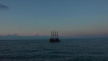 Pirate looking ship. The pirate-looking ferry is carrying passengers on the sea at sunset. video