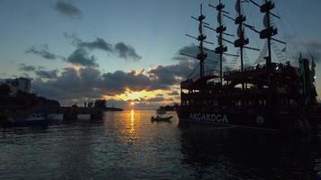 solnedgång fiske skydd. fiskarhärbärge och stort skepp vid solnedgången. video