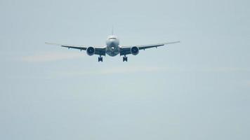 widebody-vliegtuig nadert voordat het op de luchthaven van phuket landt. mai khao strand video