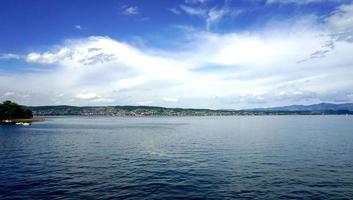 lago de zurich con montañas foto