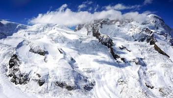 montañas nevadas con nubes foto