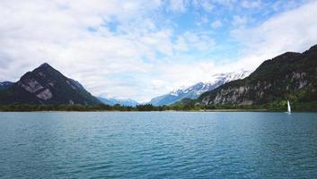 paisaje del lago thun y velero foto