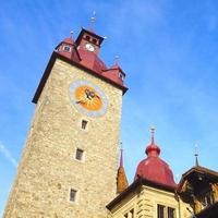 torre del reloj en el casco antiguo de la ciudad de lucerna foto