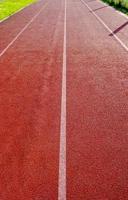 pista de atletismo de línea roja y blanca foto