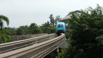 sentosa island, singapore 24 november 2018 - sentosa express monorail-tåg som förbinder hamnen och sentosa island på singapore video