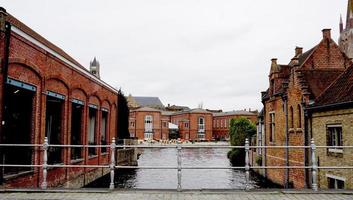 canal y ciudad vieja en brujas bélgica foto