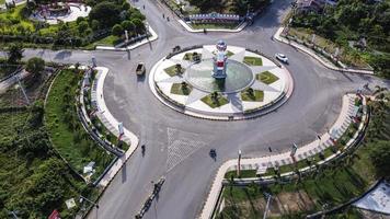 regencia pasangkayu, indonesia, 9 de enero de 2020, vista aérea de bundaran smart en regencia pasangkayu, indonesia. vista de la rotonda de la ciudad con monumento de la ciudad. vehículos en la rotonda de la ciudad. foto