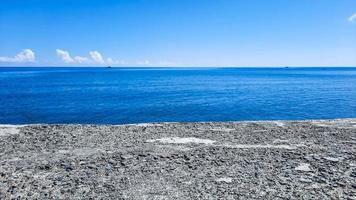 espacio vacío hecho de vistas al mar con cielo azul. fondo azul para su diseño y productos. copie el espacio para su texto. foto