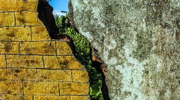 la vista panorámica de la pared agrietada es bastante amplia con ambos lados de diferentes colores foto