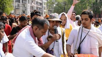 neu delhi, indien 03. april 2022 - frauen mit kalash auf dem kopf während des jagannath-tempels mangal kalash yatra, indische hindu-anhänger tragen irdene töpfe mit heiligem wasser mit einer kokosnuss darauf video