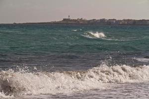 olas del mar en el mar mediterráneo foto